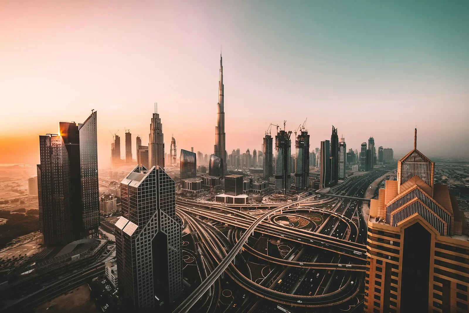 أفق مدينة دبي عند الغروب